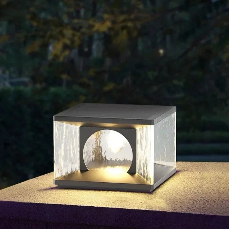 Lampada da pilastro per esterno cubo nero LED solare in vetro design moderno