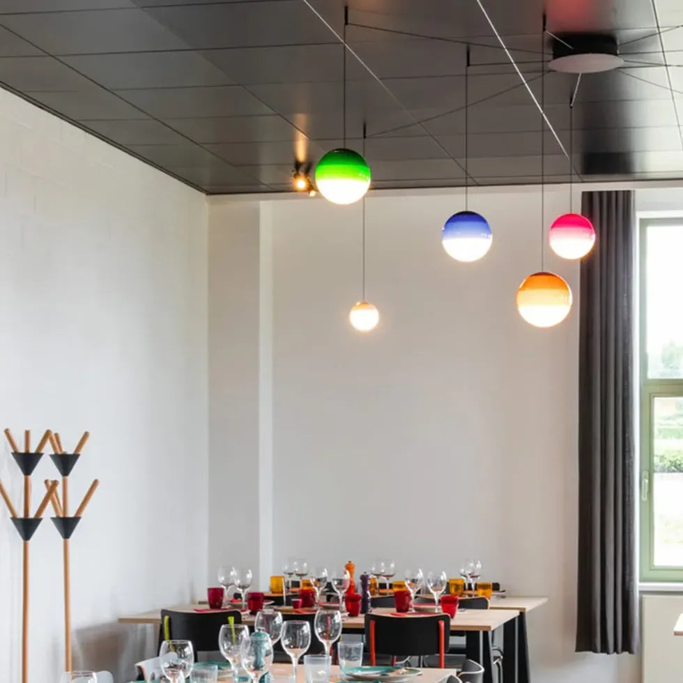 Lampadario a sospensione in vetro colorato a sfera con LED in stile nordico per sala pranzo