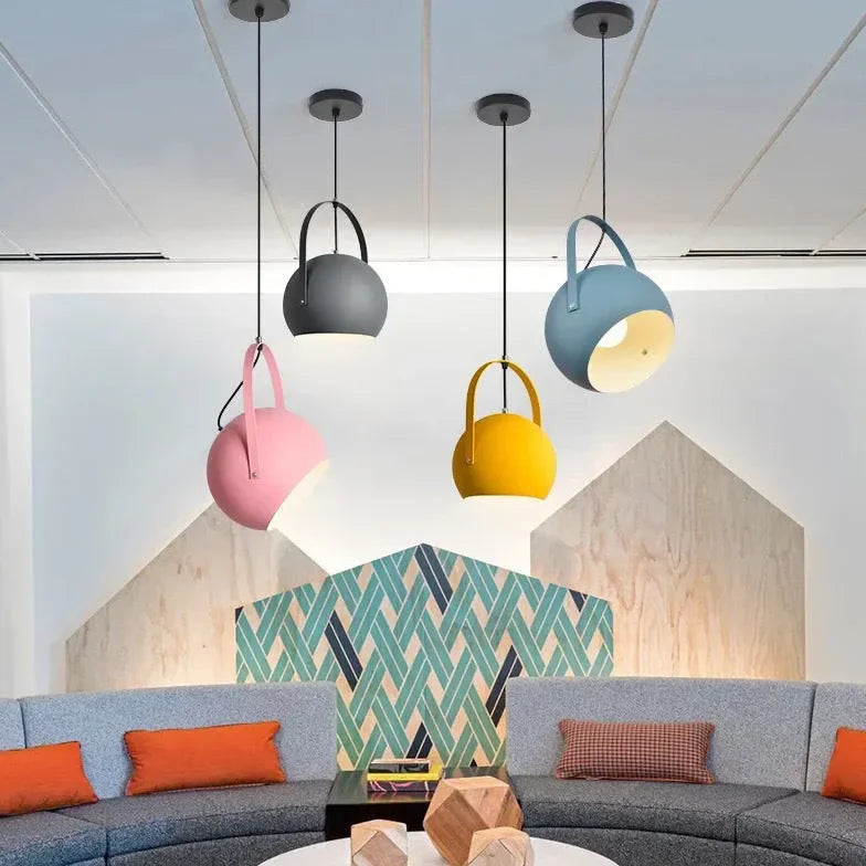 Lampadario a sospensione a sfera orientabile in metallo dal design nordico per la sala da pranzo