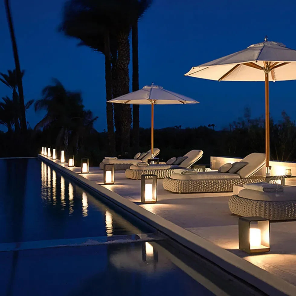 Lampada solare da terrazzo rettangolare moderna in metallo nero con LED