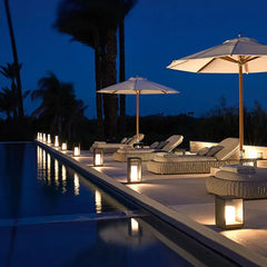 Lampada solare da terrazzo rettangolare moderna in metallo nero con LED