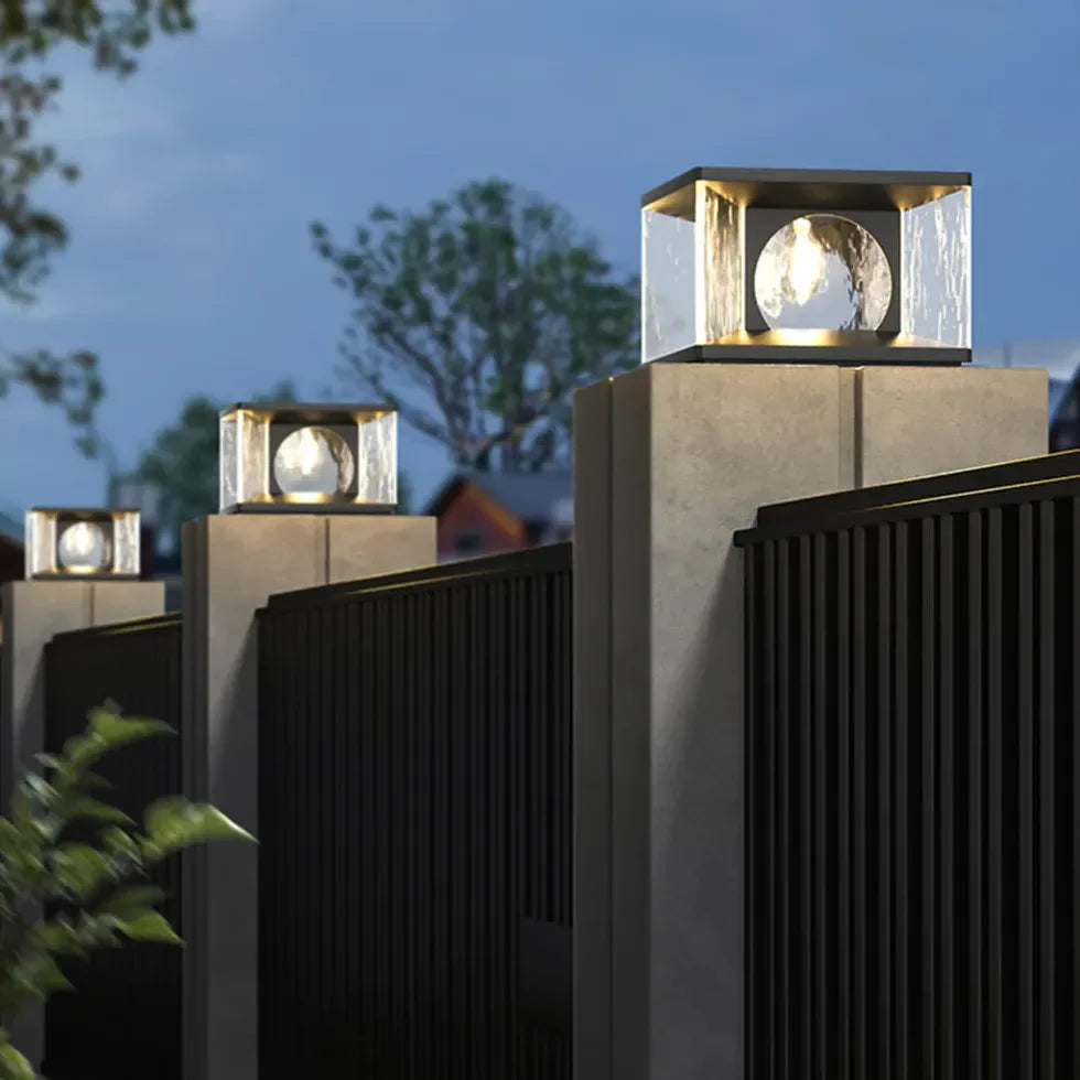 Lampada da pilastro per esterno cubo nero LED solare in vetro design moderno