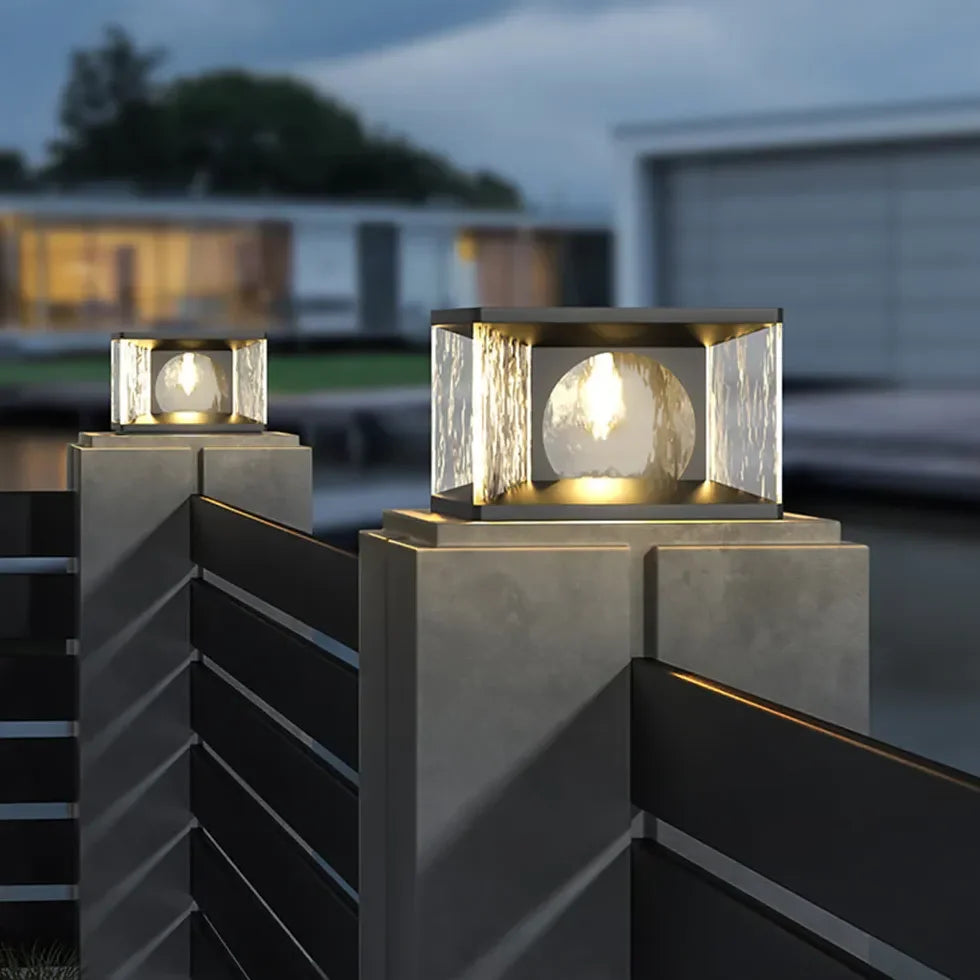 Lampada da pilastro per esterno cubo nero LED solare in vetro design moderno